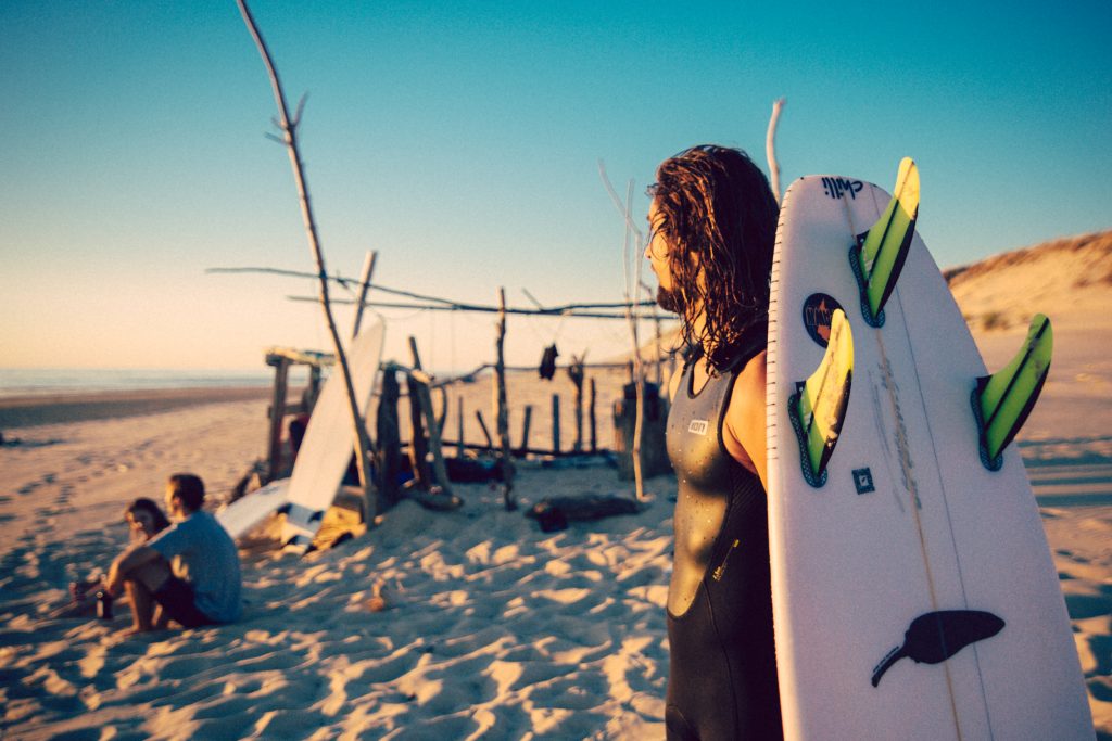 Surfcamps Frankreich: Surfer mit Surfboards am Strand