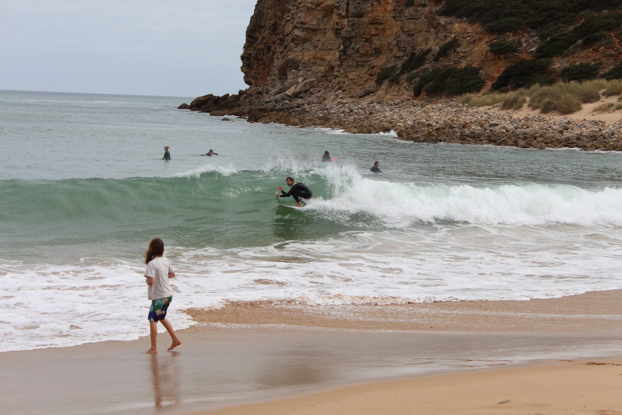 Eddie Villmoe beim surfen in Portugal Baranco Beachbreak