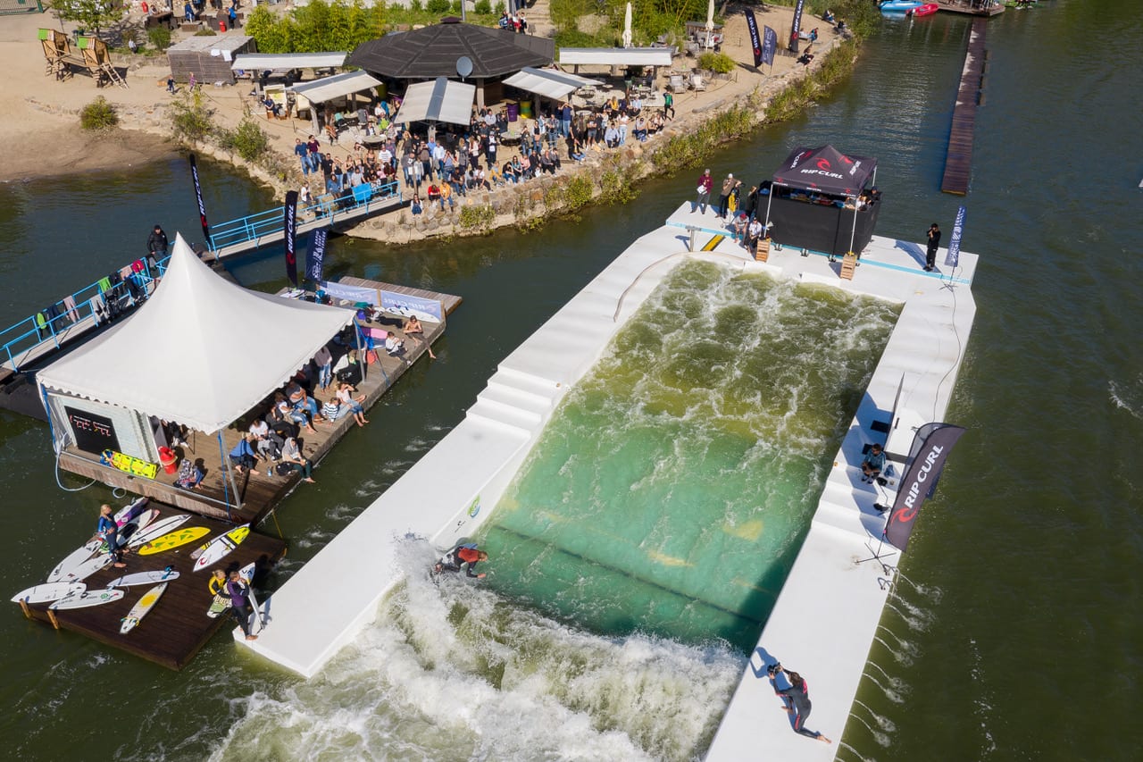 ein Menge Zuschauer sind auch beim Surfevent dabei