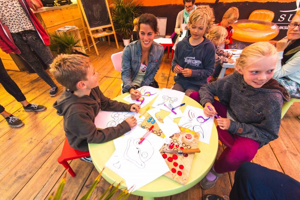Kinder spielen zusammen puresurfcamps-familien-surfcamp blank