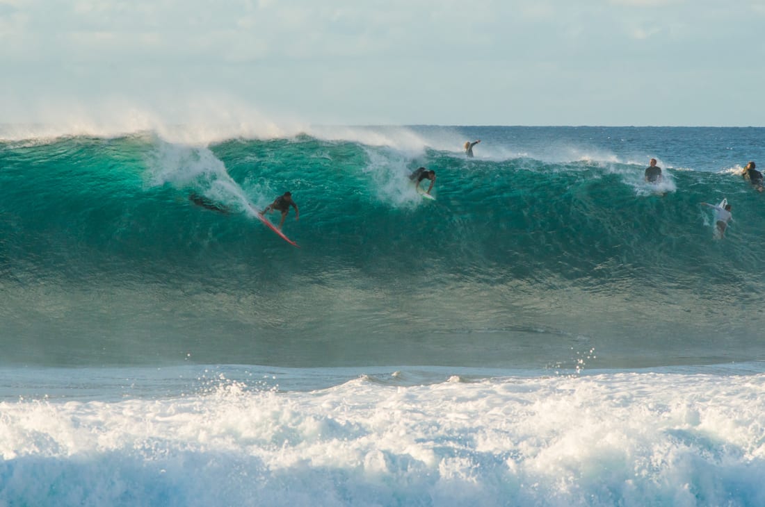 surfer auf HAwai rein droppen