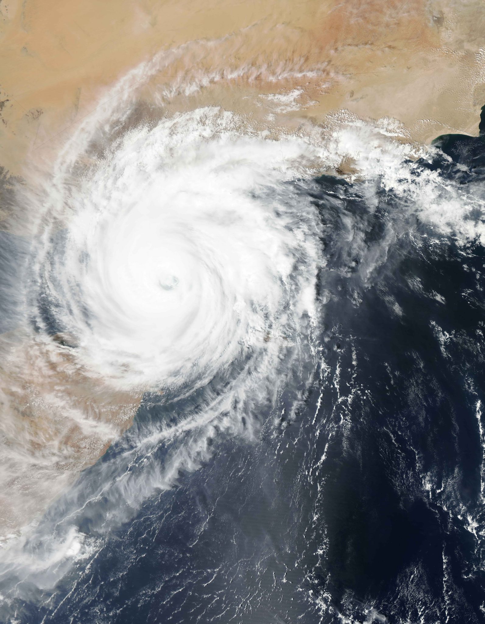 Hurricane im Meer lässt Wellen entstehen