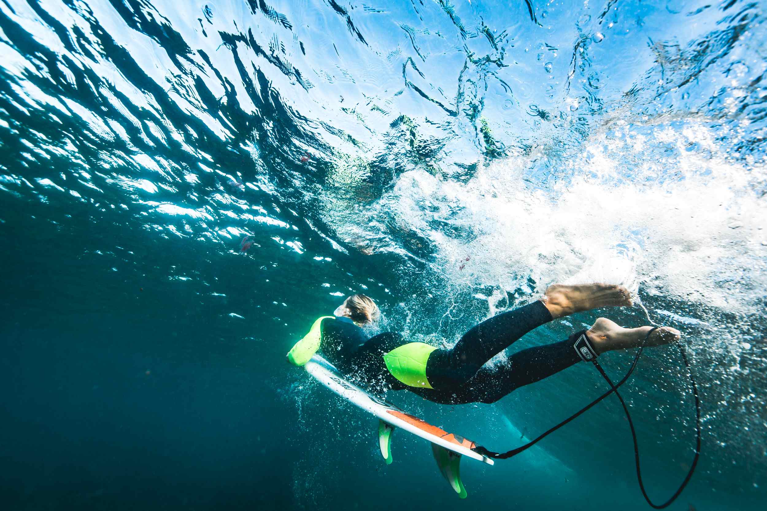 Welcher Wetsuit in welcher Region Surfer unter dem Wasser beim Duckdive