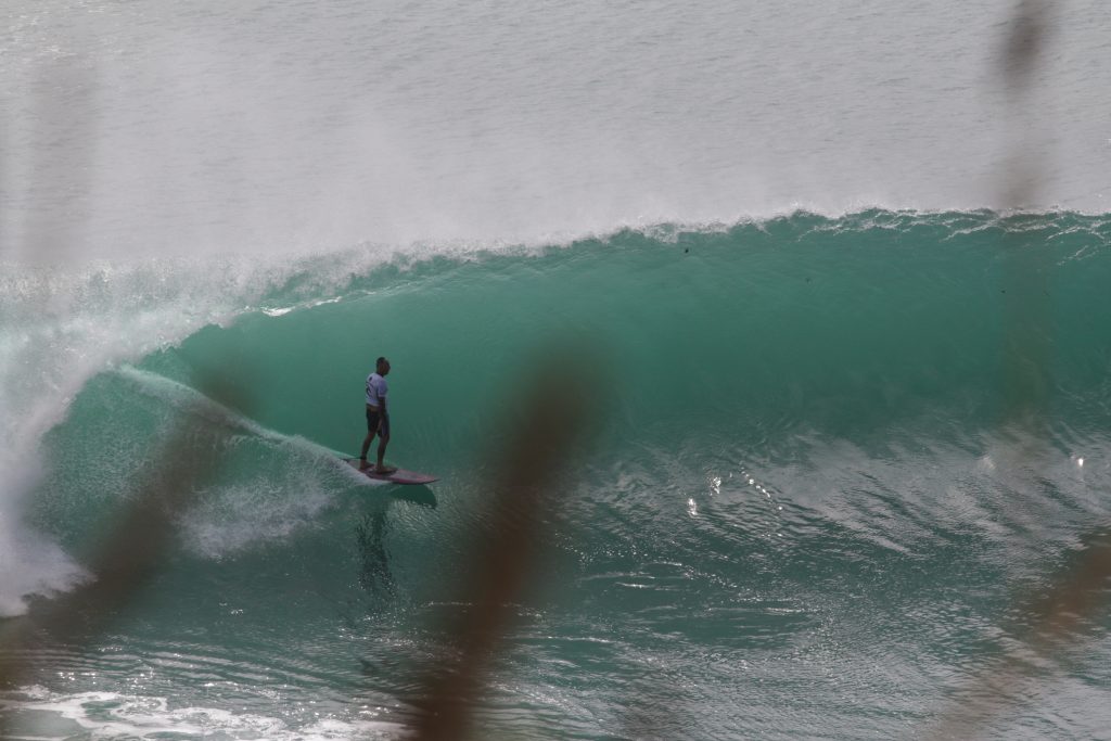 surfer mit engem stance beim surfen christian fletcher