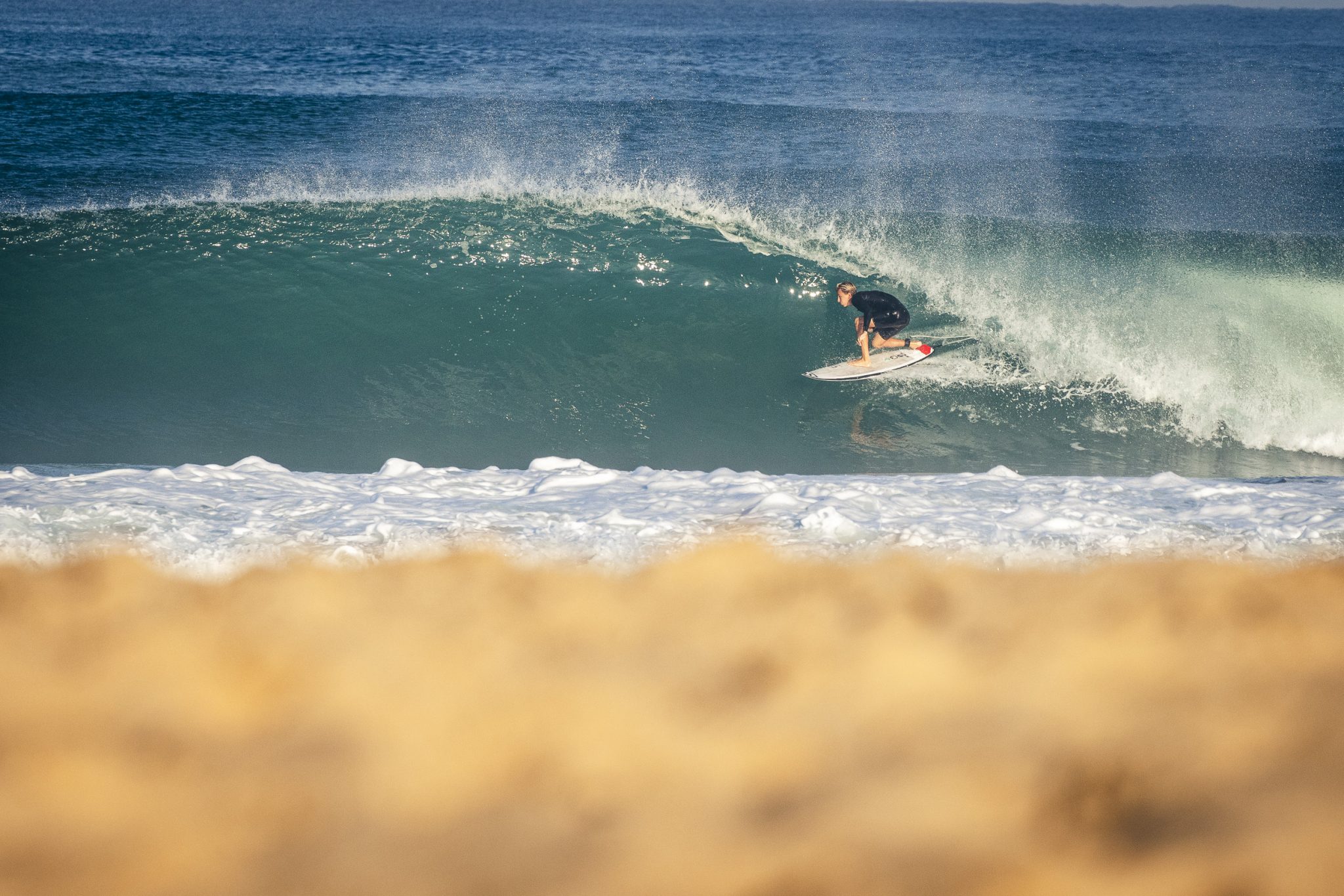 surfer in der barrel beim saurfen in Frankreich Classic Surfcamp Moliets