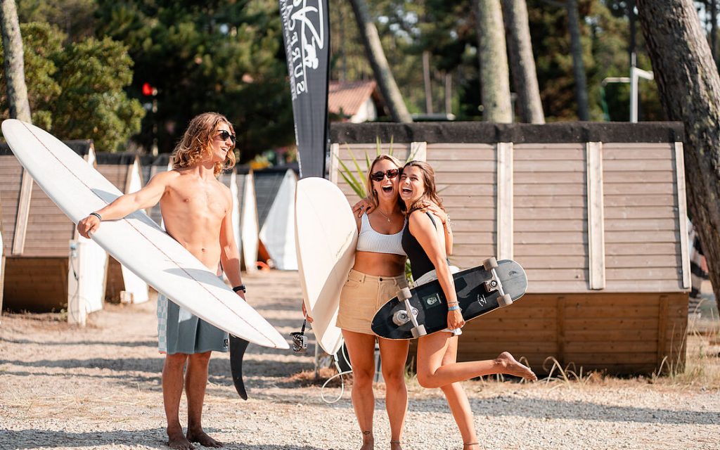 Jugendliche im Surfcamp mit Surfbrett und Surfskateboard