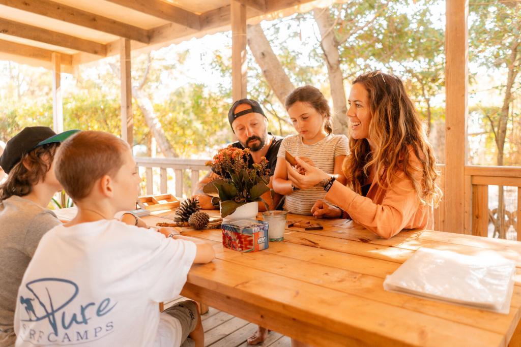 familien-surfcamp-moliets-mobile-home-veranda-gesellschaftsspiele