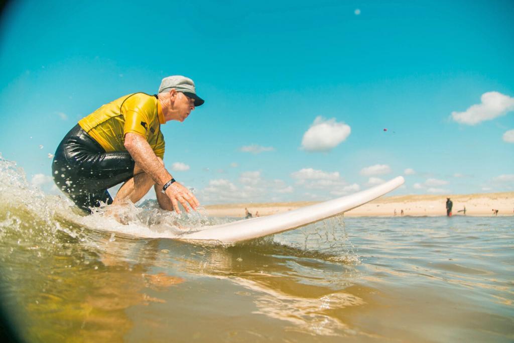 surfen-lernen-im-alter-surfen-ab-50-wellenreiten Surfen lernen im Alter - Wellenreiten mit 40, 50 und 60 Jahren.