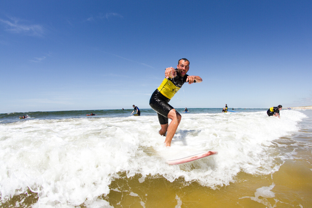 surfen-lernen-im-alter-surfkurs-fuer-erwachsene Alter - Wellenreiten mit 40, 50 und 60 Jahren.