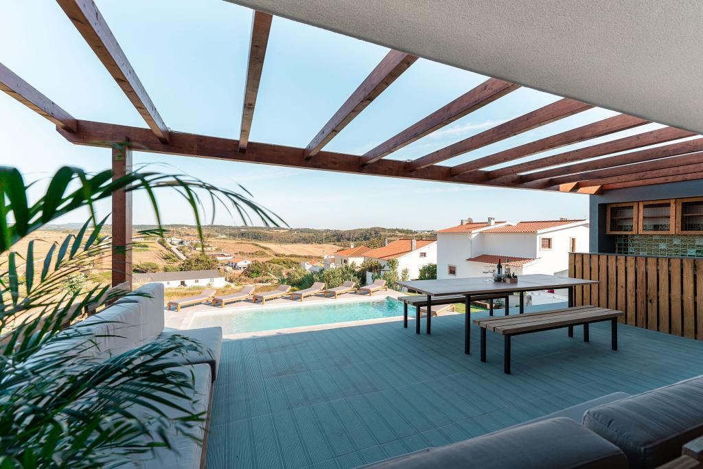 puresurfcamps-surfcamp-portugal-surf-villa-ericeira-aussenansicht-terrasse blank