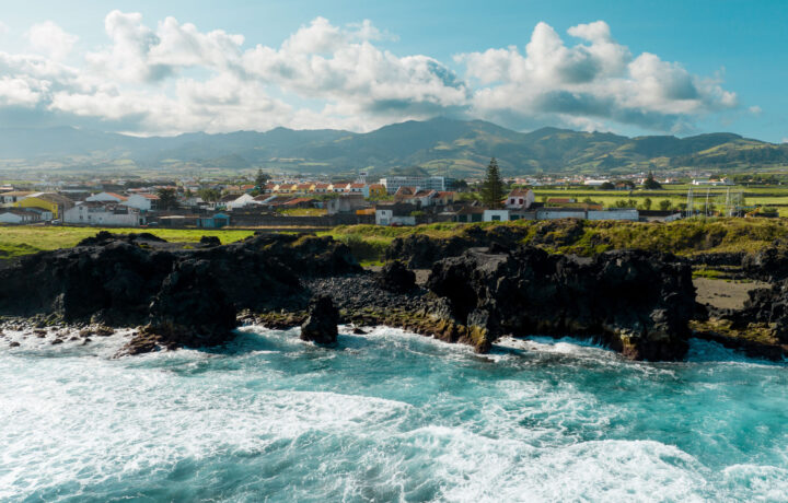klippe-portugal-azores-ort-berge-landschaft-gruen-natur-steilkueste-0954 Surfen lernen auf São Miguel – im Herzen der Azoren
