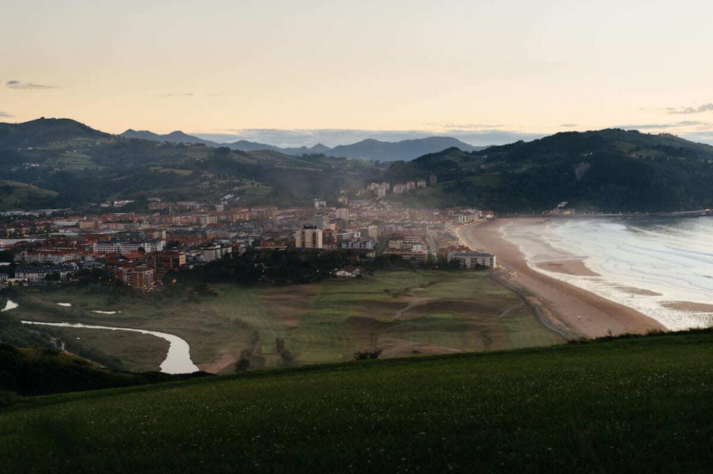 Surfblend-surfcamps-surfvakantie-frankrijk-spanje-zarautz-stad blank