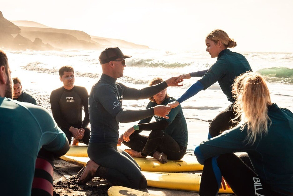 Surfkurs im Surfcamp Fuerteventura-schritt-für-schritt-zur-ersten-Welle