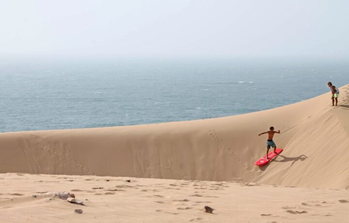 boutique-surfcamp-marokko-ausflug-sandboarden boutique-surfcamp-marokko-ausflug-sandboarden