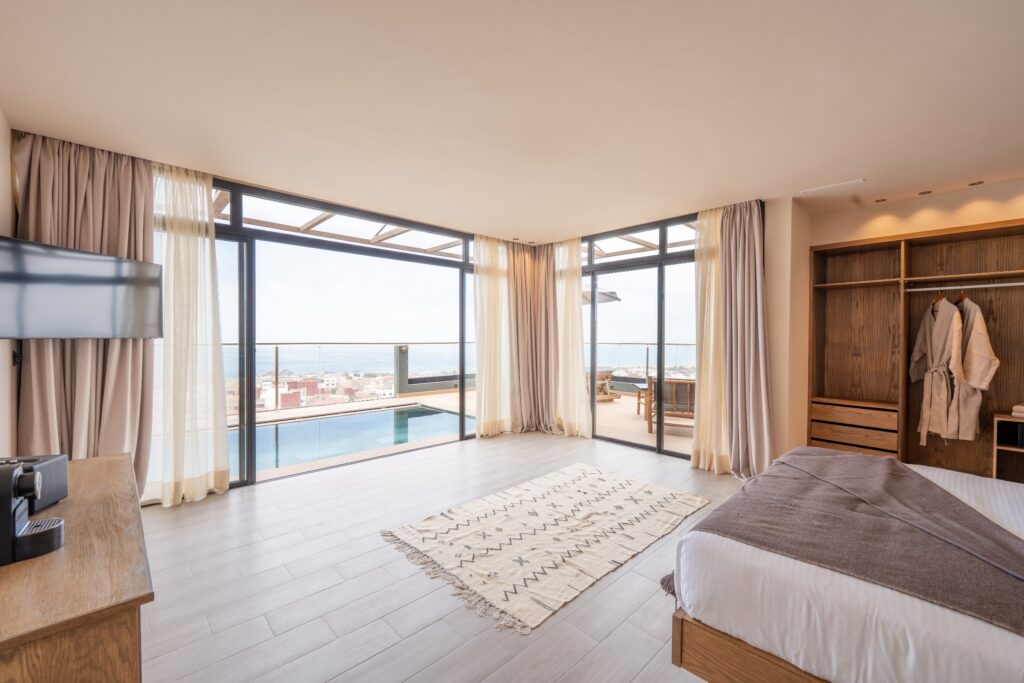 boutique-surfcamp-tamraght-marokko-suite-terrasse-mit-poolblick