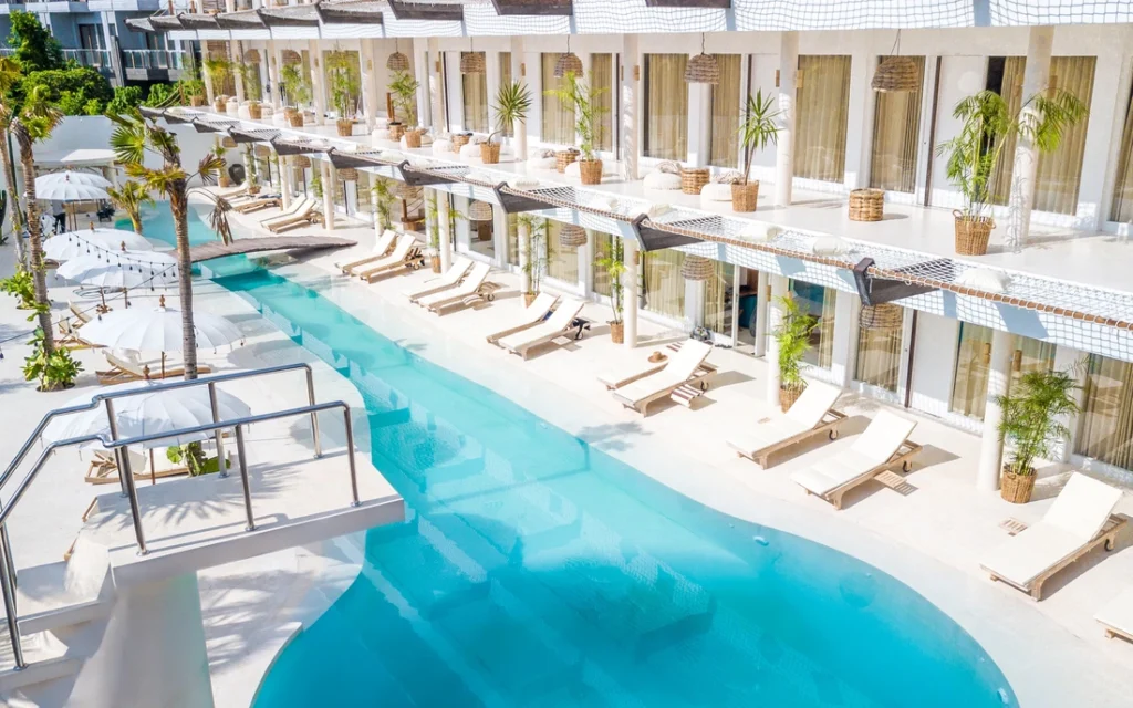Surfhouse Bali Canggu mit tropischem Außenbereich