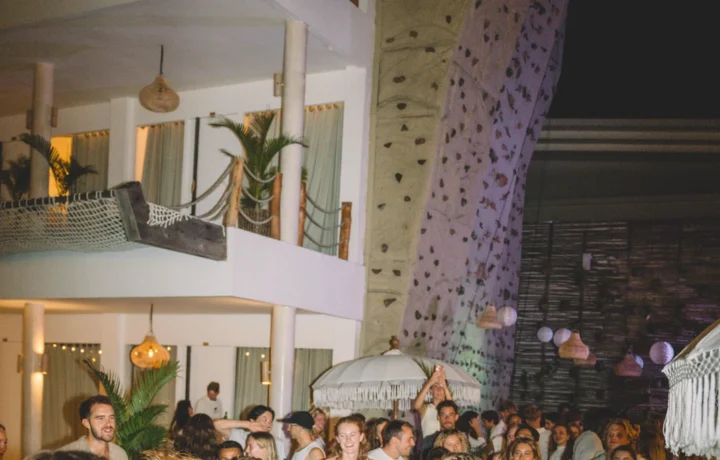 surfhouse-bali-canggu-kletterwand-im-camp_f7321391df surfhouse-bali-canggu-kletterwand-im-camp_f7321391df