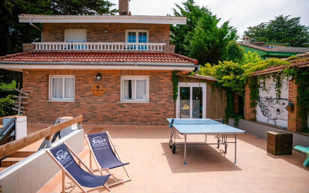 Garten und Hinterhof im Surfcamp Loredo